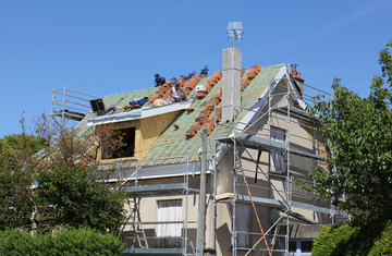 Chantier de rénovation de toiture à Arnas